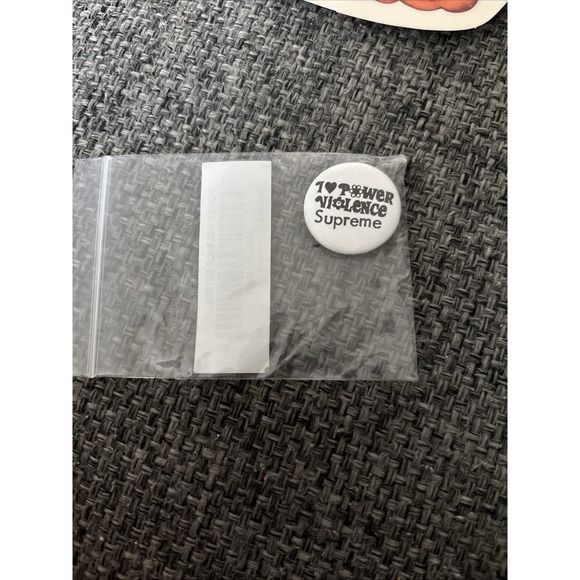 SUPREME SS19 Heart Power Violence Button Pin White - Picture 1 of 2